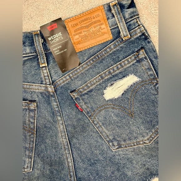 BRAND NEW LEVIS SHORTS - Picture 3 of 6